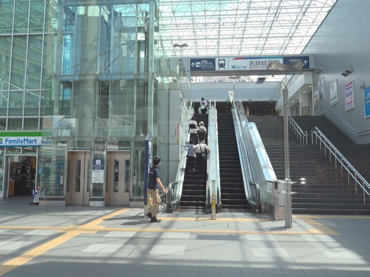3日朝、岐阜市の名鉄岐阜駅前近くで街頭演説をしていた岐阜県議会の伊藤正博議員が、...