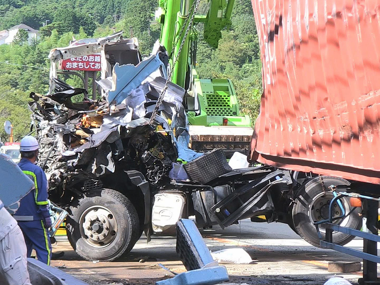 2日午後、岐阜県下呂市の国道41号線で、大型トレーラーがガードレールに衝突して横...