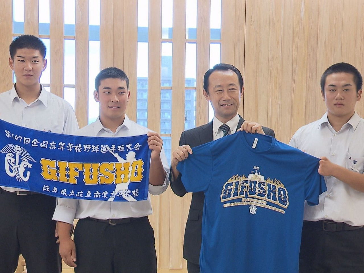 夏の甲子園で16年ぶりのベスト4進出を果たした県立岐阜商業高校硬式野球部の選手ら...