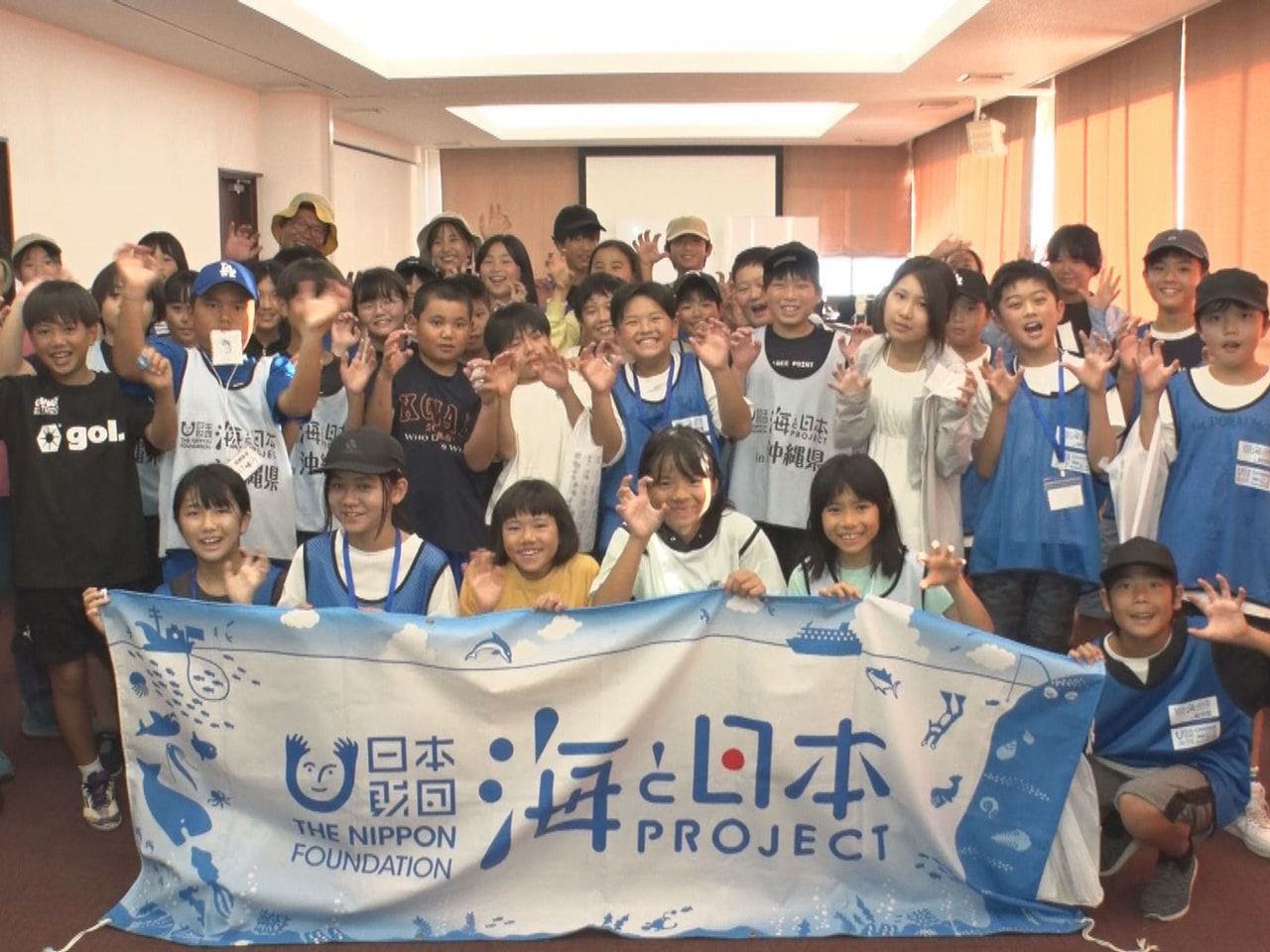 岐阜県と沖縄県の子どもたちが川魚の「アユ」を通して交流を深める体験学習ツアーが、...