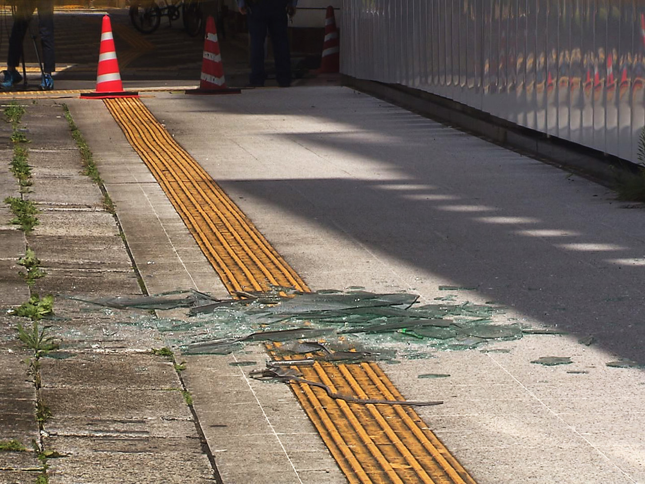 6日午前、岐阜市の閉鎖中のビルから窓ガラスが落下し、近くを歩いていた20代の女性...