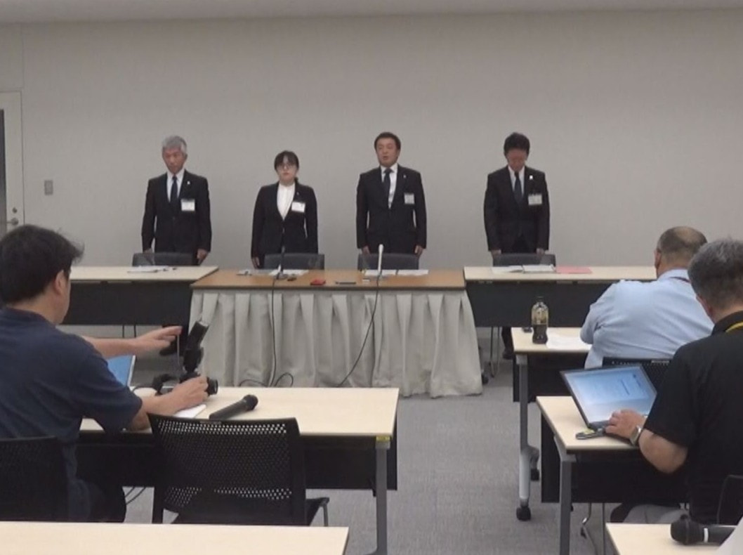 県教育委員会は８日、校内で女子生徒のスカートの中をスマートフォンで盗撮したとして...