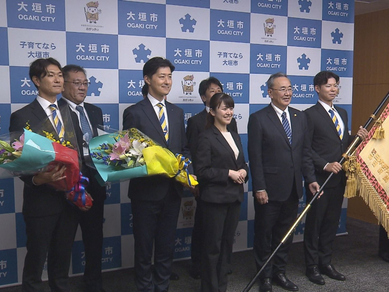 社会人野球の最高峰、都市対抗野球大会で優勝した大垣市代表の西濃運輸が９日、市役所...