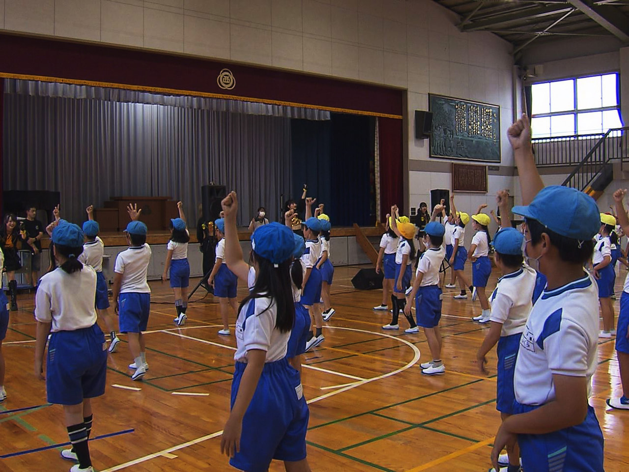岐阜市を拠点とするアイドルグループのメンバーが１１日、市内の小学校を訪れ、子ども...
