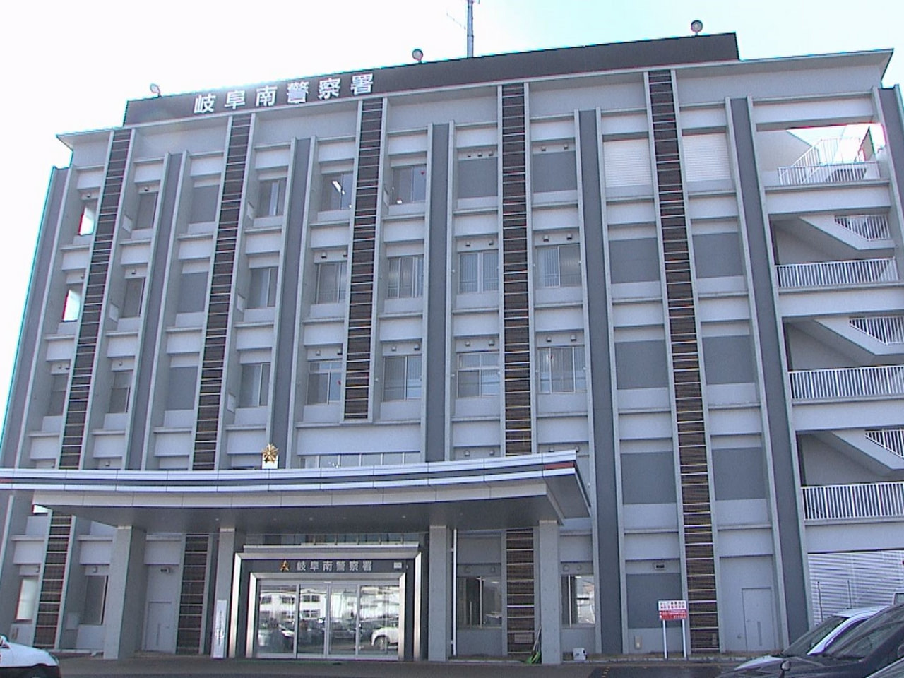 １３日午前、岐阜市の住宅に３人組の男が窓ガラスを割って侵入し、室内を物色して何も...