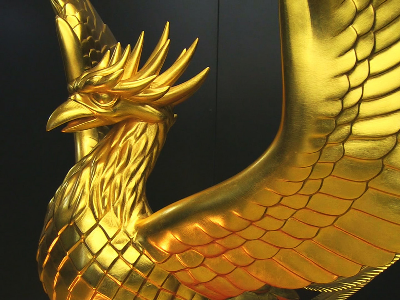 金色に輝く鳳凰の置物や、金の信長像など、金の製品を展示・販売する「黄金フェアin...