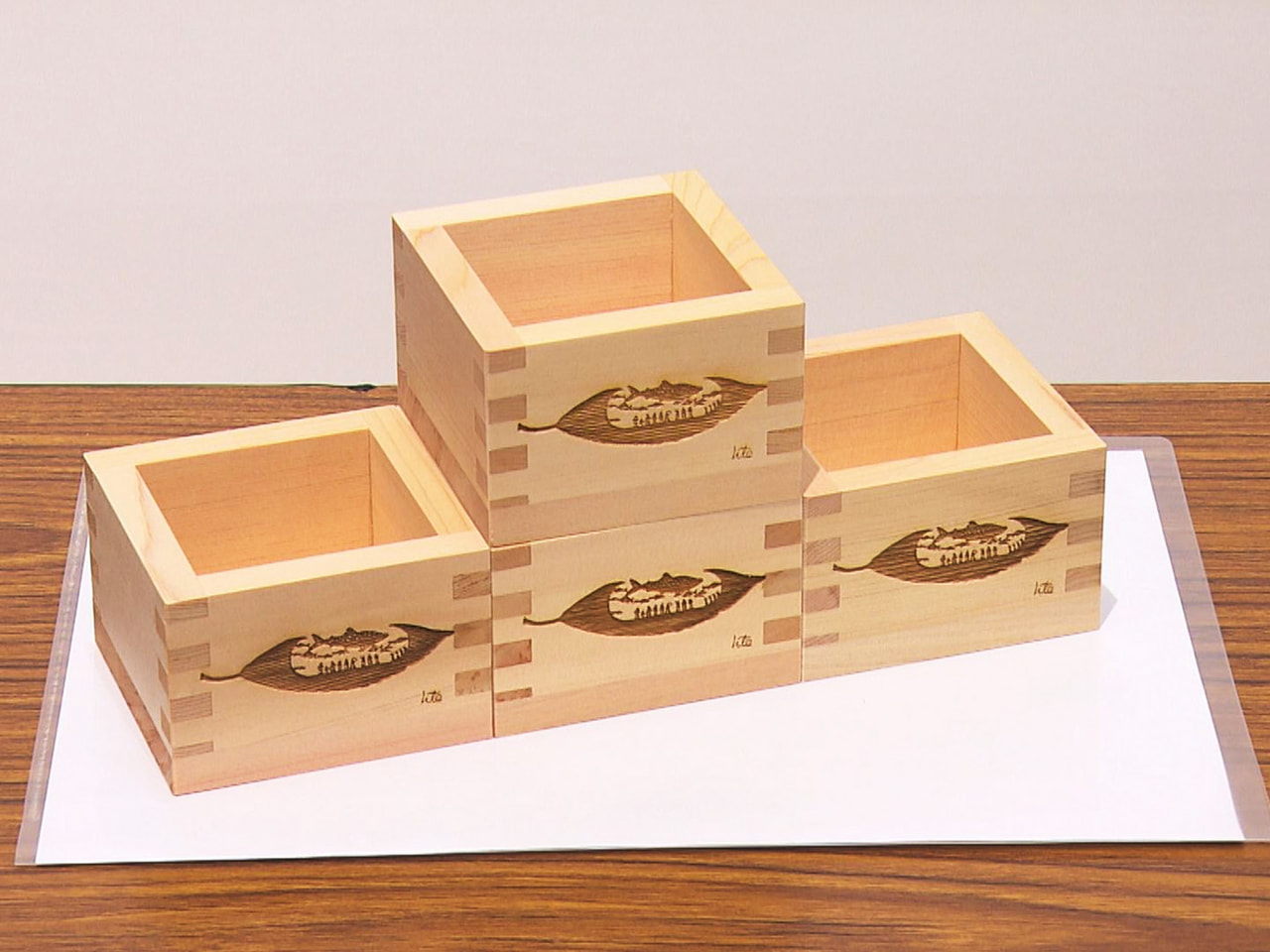 障害のある切り絵作家の作品をデザインした升が、大垣市のショッピングセンターで販売...