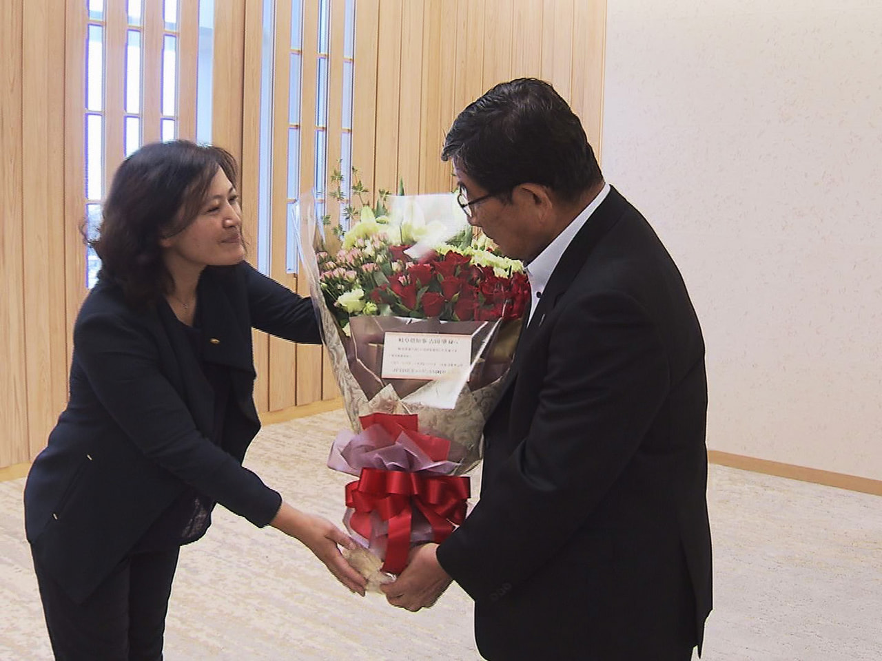花の通信配達などを行う「花キューピット」が14日、古田肇知事に県産の花束を贈りま...