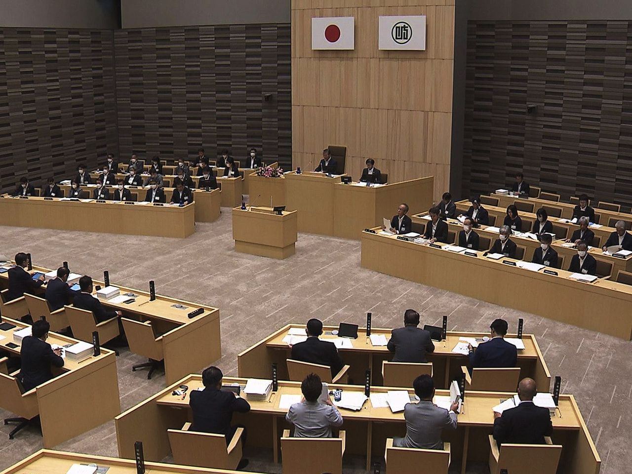 県議会定例会は14日開会し、金融支援事業や特定外来生物「コクチバス」の緊急対策な...