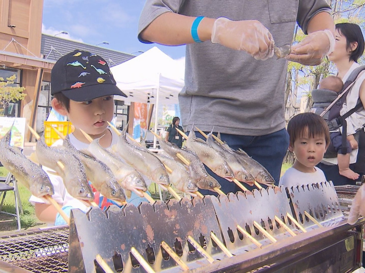 バーベキュー（ＢＢＱ）用品を使って鮎の塩焼きなどを体験するイベントが岐阜市で開か...