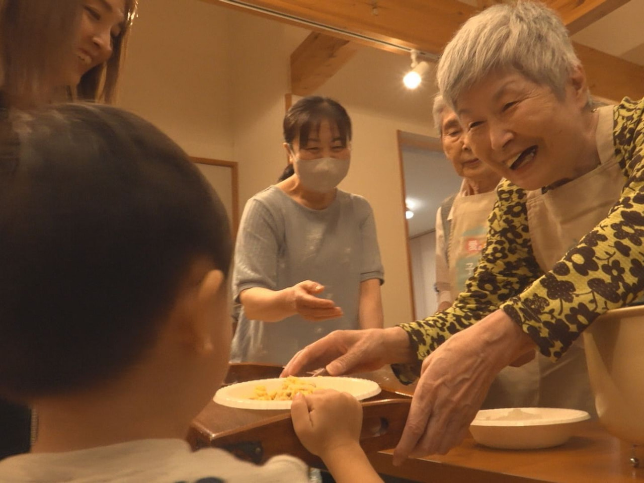 高齢者と地域の子どもたちが交流する子ども食堂が各務原市の寺院で開かれていて新たな...