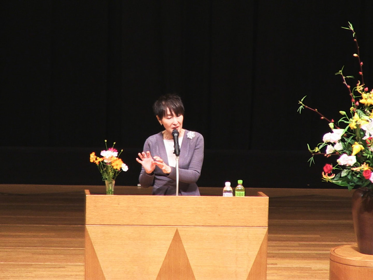 フリーアナウンサーの吉川美代子さんが２１日、岐阜市で講演し、自分らしく働く大切さ...