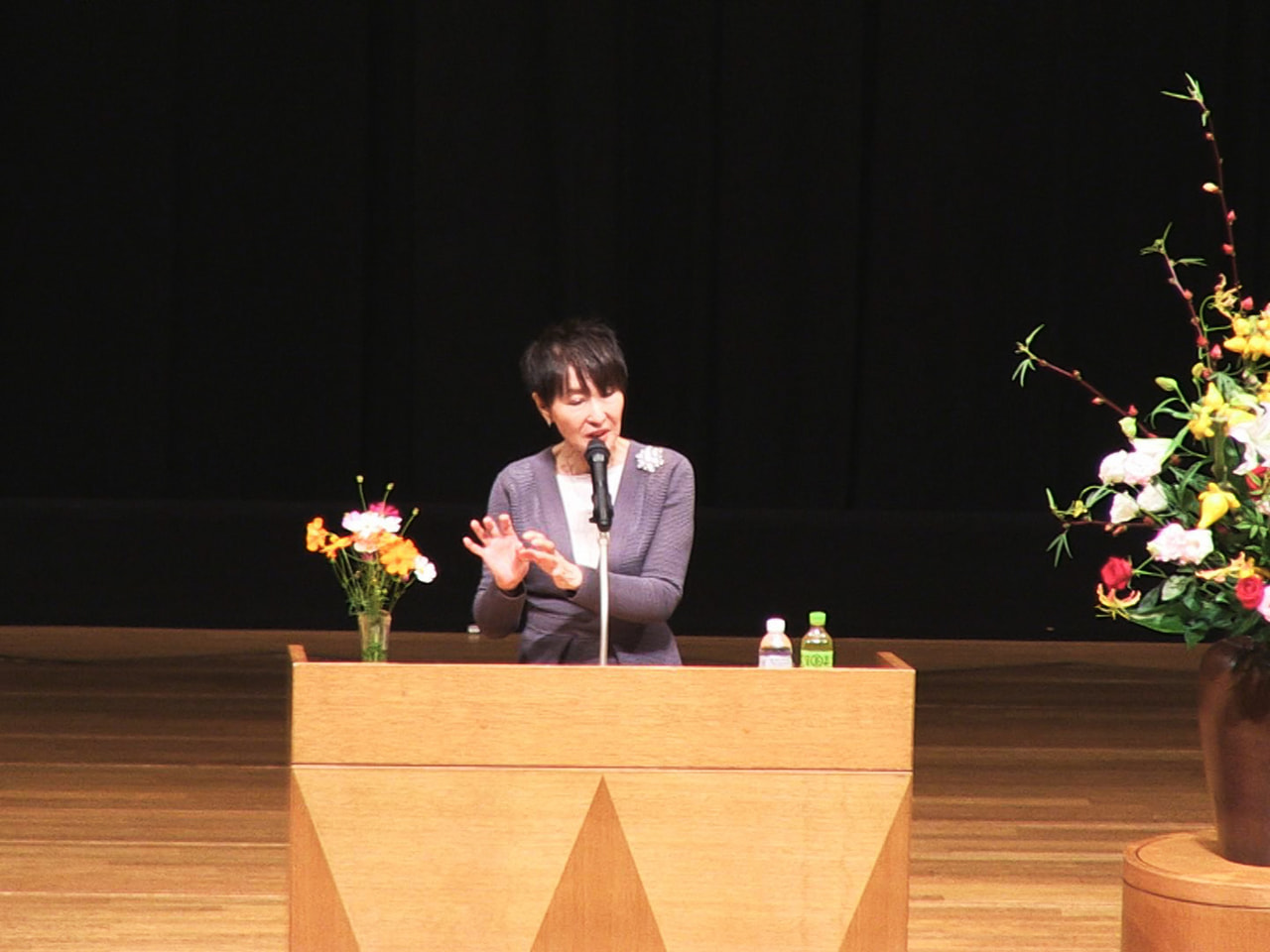 フリーアナウンサーの吉川美代子さんが21日、岐阜市で講演し、自分らしく働く大切さ...
