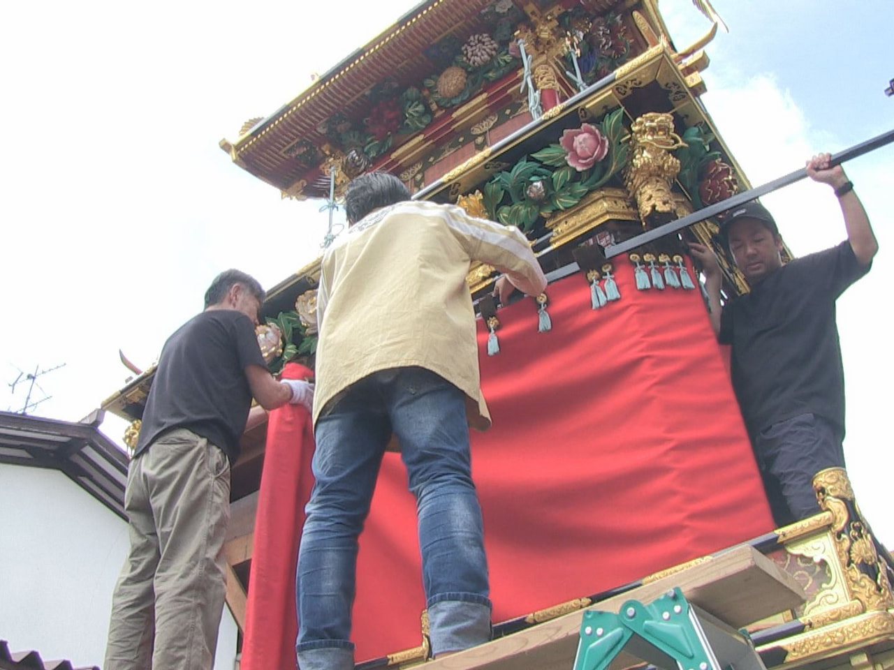 10月9日開幕する秋の高山祭を前に市内の屋台蔵では祭屋台の準備が進んでいます。 ...
