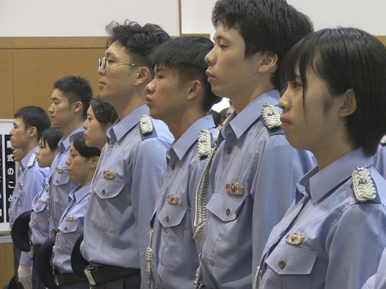 関市にある岐阜県警察学校で２５日、初任科生の卒業式が行われ、新人警察官が決意を新...