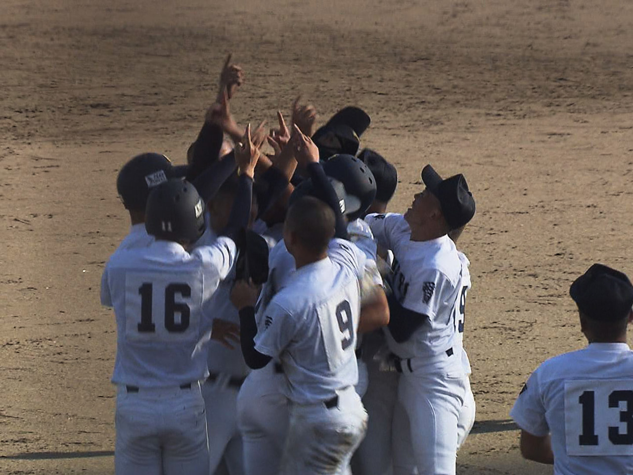 秋季岐阜県高校野球大会は25日、岐阜市の長良川球場で決勝が行われ、中京が大垣日大...