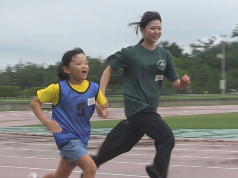名古屋学院大学の学生らが、足が速くなるための「正しい動き方」を小学生に指導する体...