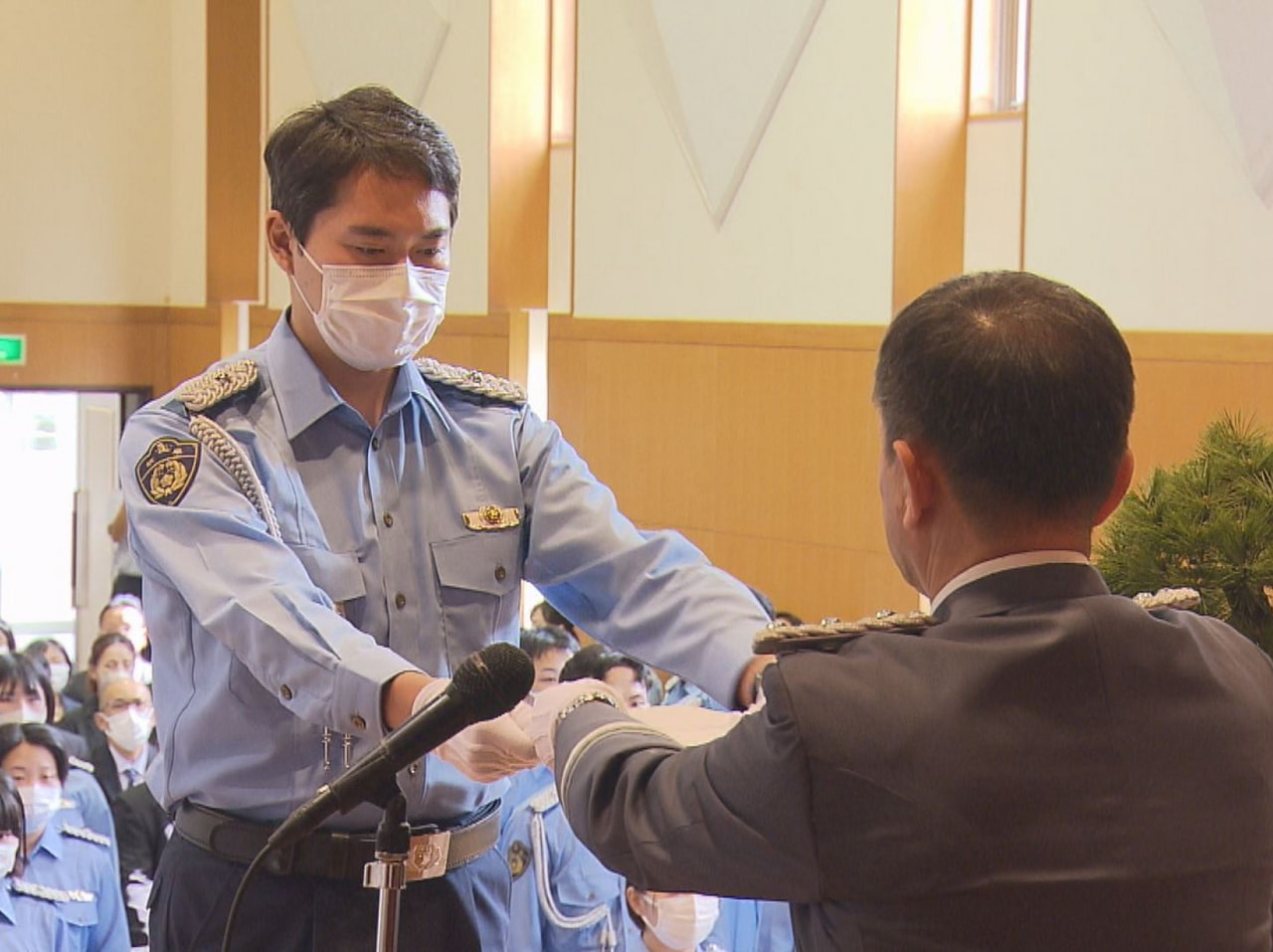 岐阜県警察学校で２５日、今年４月に採用された初任科生の卒業式が行われ、新人警察官...