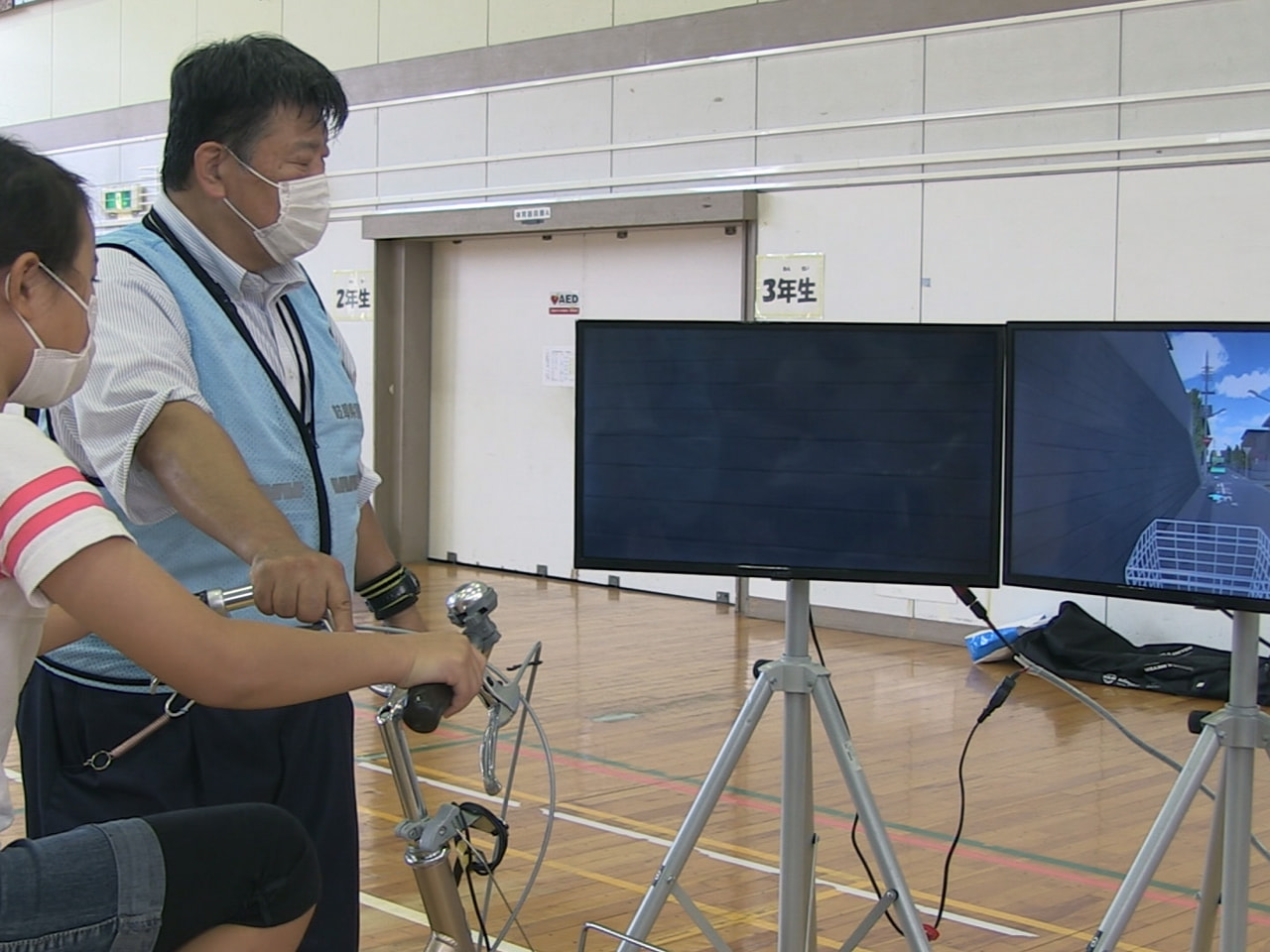 自転車シミュレーターを活用した交通安全教室が26日、岐阜市の小学校で開かれ、子ど...
