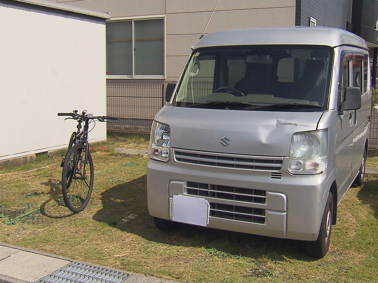 ３０日朝、岐阜市の市道で自転車の男子高校生が軽ワンボックスカーにはねられ、意識不...