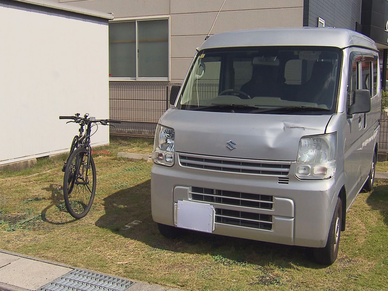 30日朝、岐阜市の市道で自転車の男子高校生が軽ワンボックスカーにはねられ、意識不...