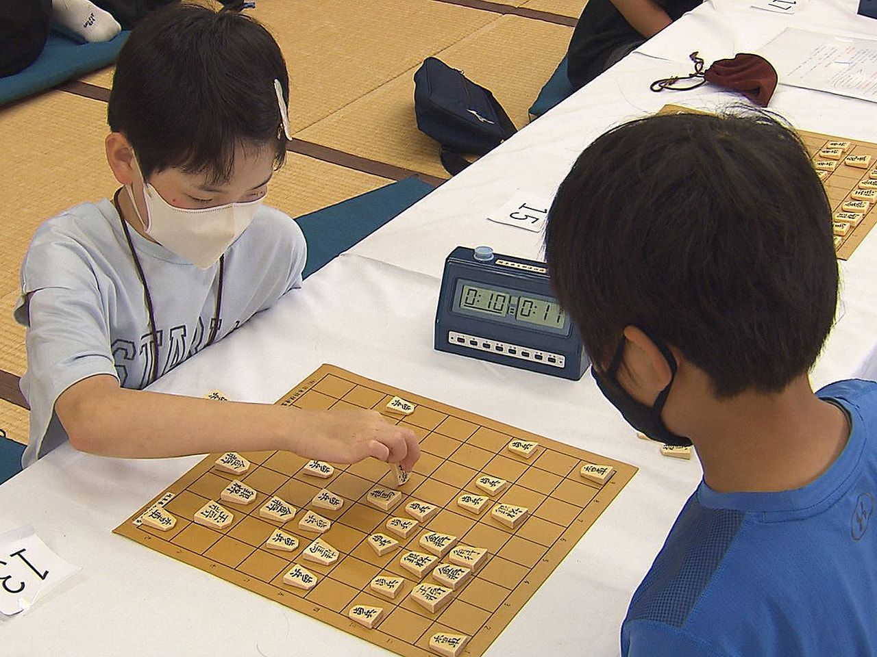 将棋の腕前を競う「ぎふしん杯 こども将棋 岐王戦」が1日、岐阜市で開かれ、子ども...