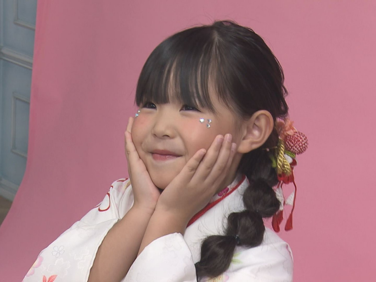 子どもや若い女性を中心にシールブームが広がる中、写真館でも顔にシールを貼ってハレ...