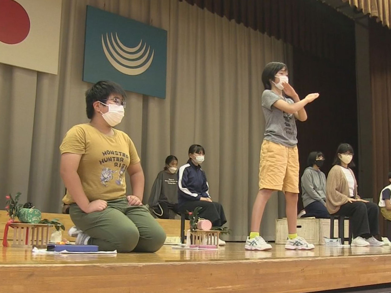 岐阜県飛騨市の小学校で、１１月に開かれる「こども歌舞伎」の舞台に挑戦する子どもた...