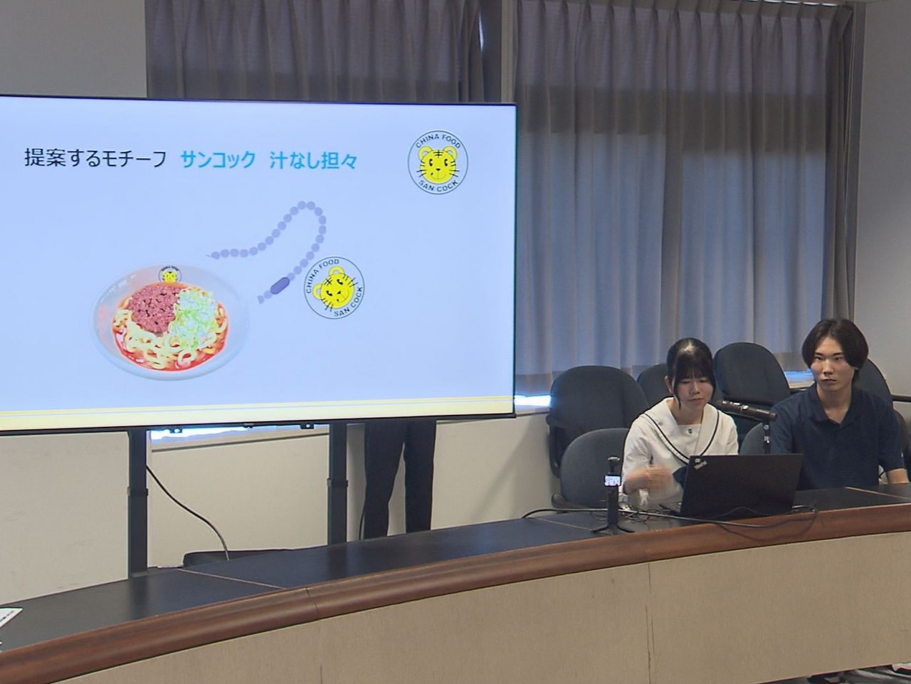 大垣商工会議所と大垣商業高校の生徒が連携して取り組んできた、市の魅力をアクリルキ...