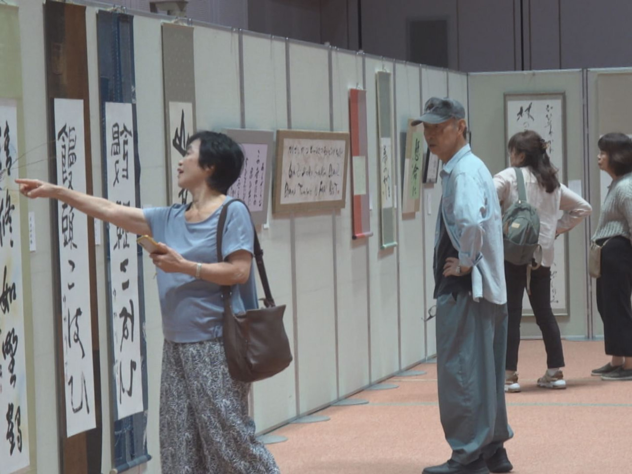 各務原市書道協会の作品展が９日から、各務原市産業文化センターで始まり、多彩な作品...