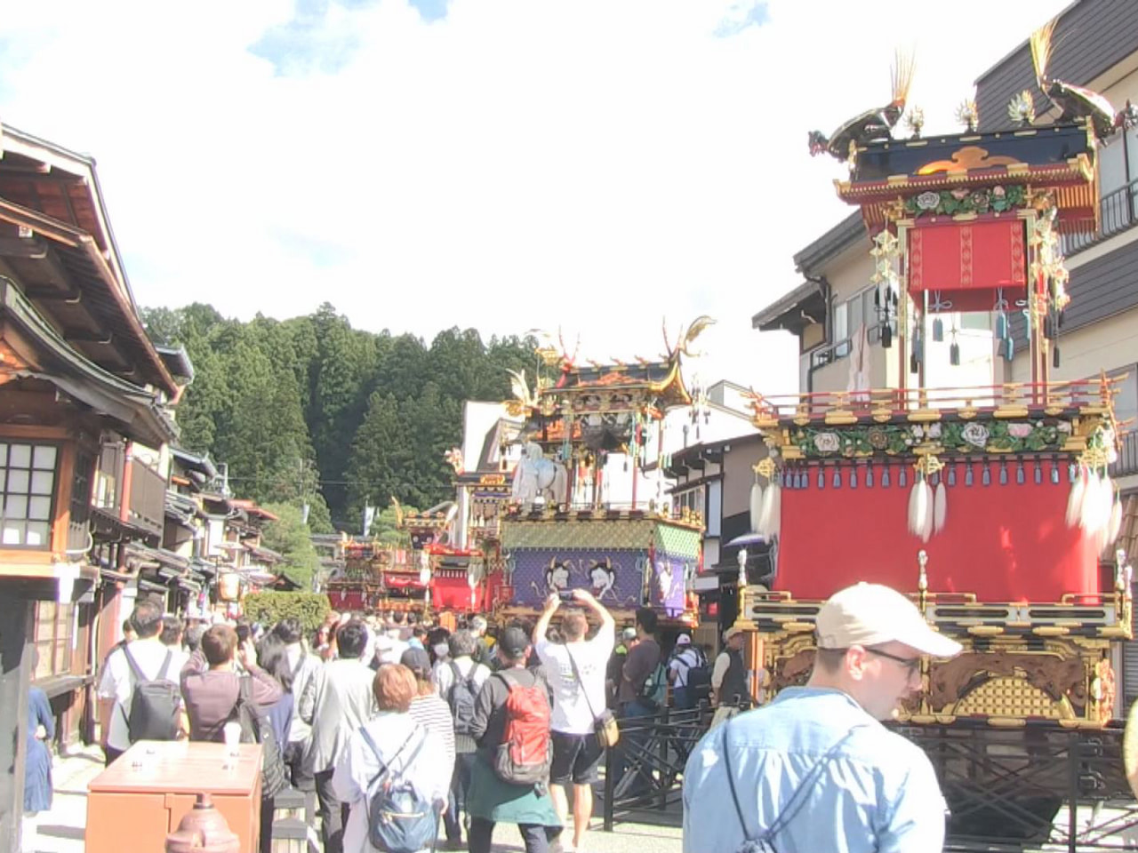 日本三大美祭に数えられる秋の高山祭が9日に開幕し、きらびやかな祭屋台が古い街並を...