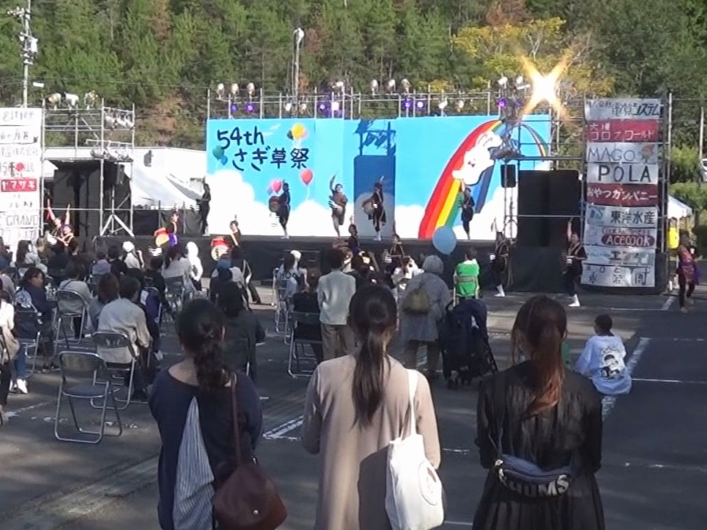 岐阜市の岐阜女子大学の学園祭「第54回さぎ草祭」が13日から始まり、パワフルなス...