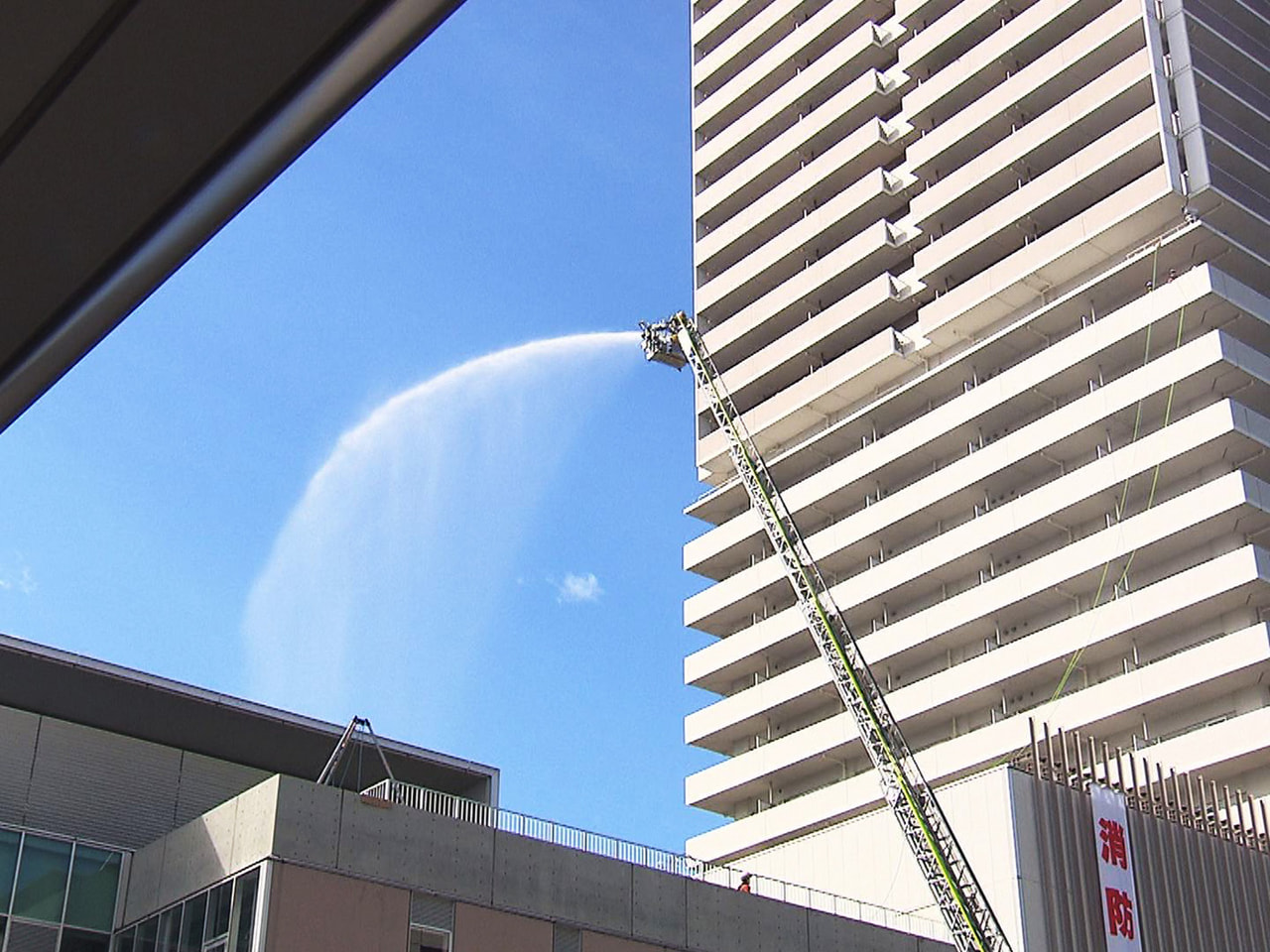 JR岐阜駅前にある高層ビルで13日、ビル火災を想定した大規模な防災訓練が行われ、...