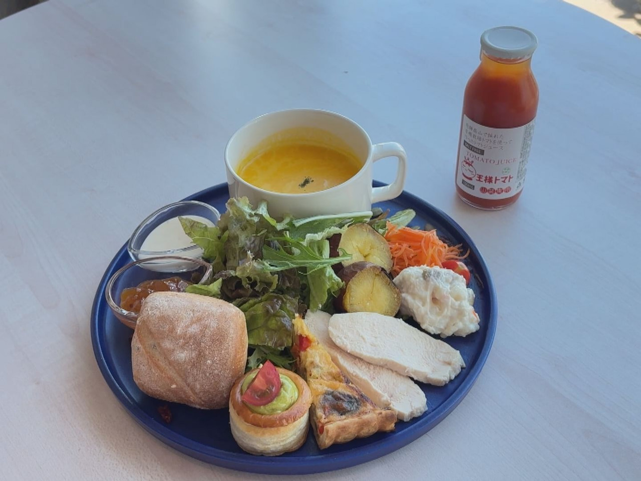 安心な県内の農産物の魅力を知ってもらおうと、有機栽培で育てた野菜を使った特別メニ...