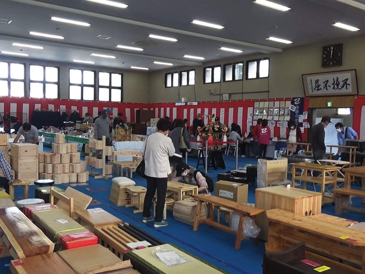全国の刑務所の受刑者が刑務作業で製作した製品を展示即売する第41回岐阜矯正展が1...