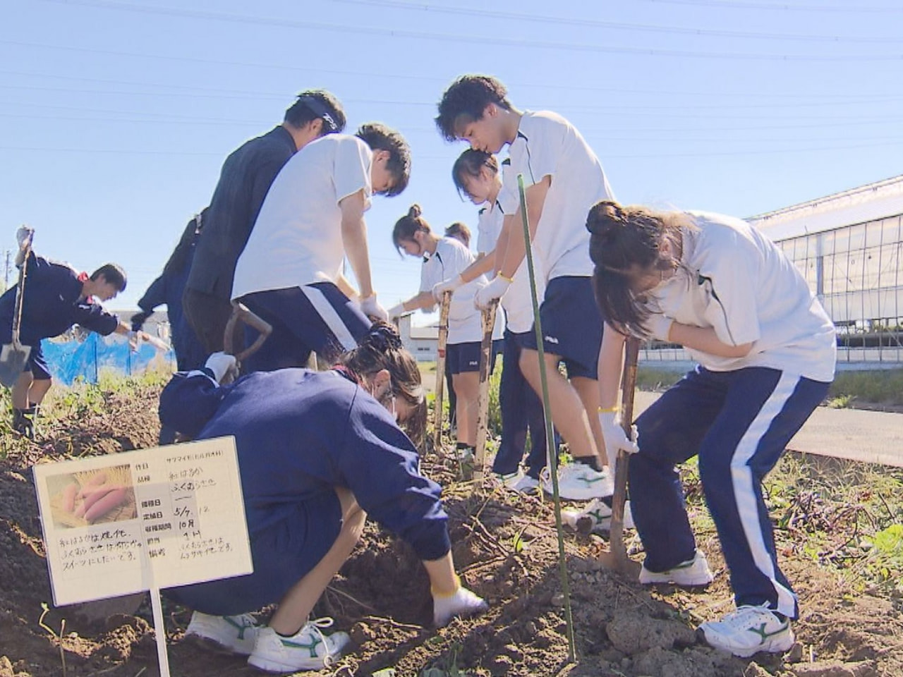 岐阜市のホテルで高校生が提供した食材を使ったオリジナルメニューがふるまわれるのを...