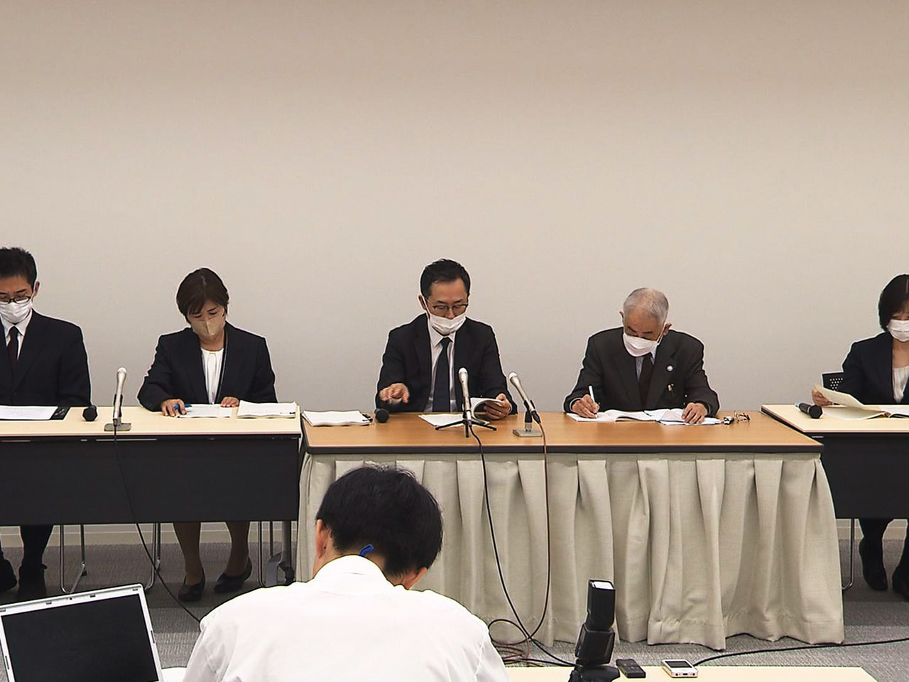 去年、県立の看護専門学校の学生が看護実習の期間中に自殺した問題で、県が設置した第...