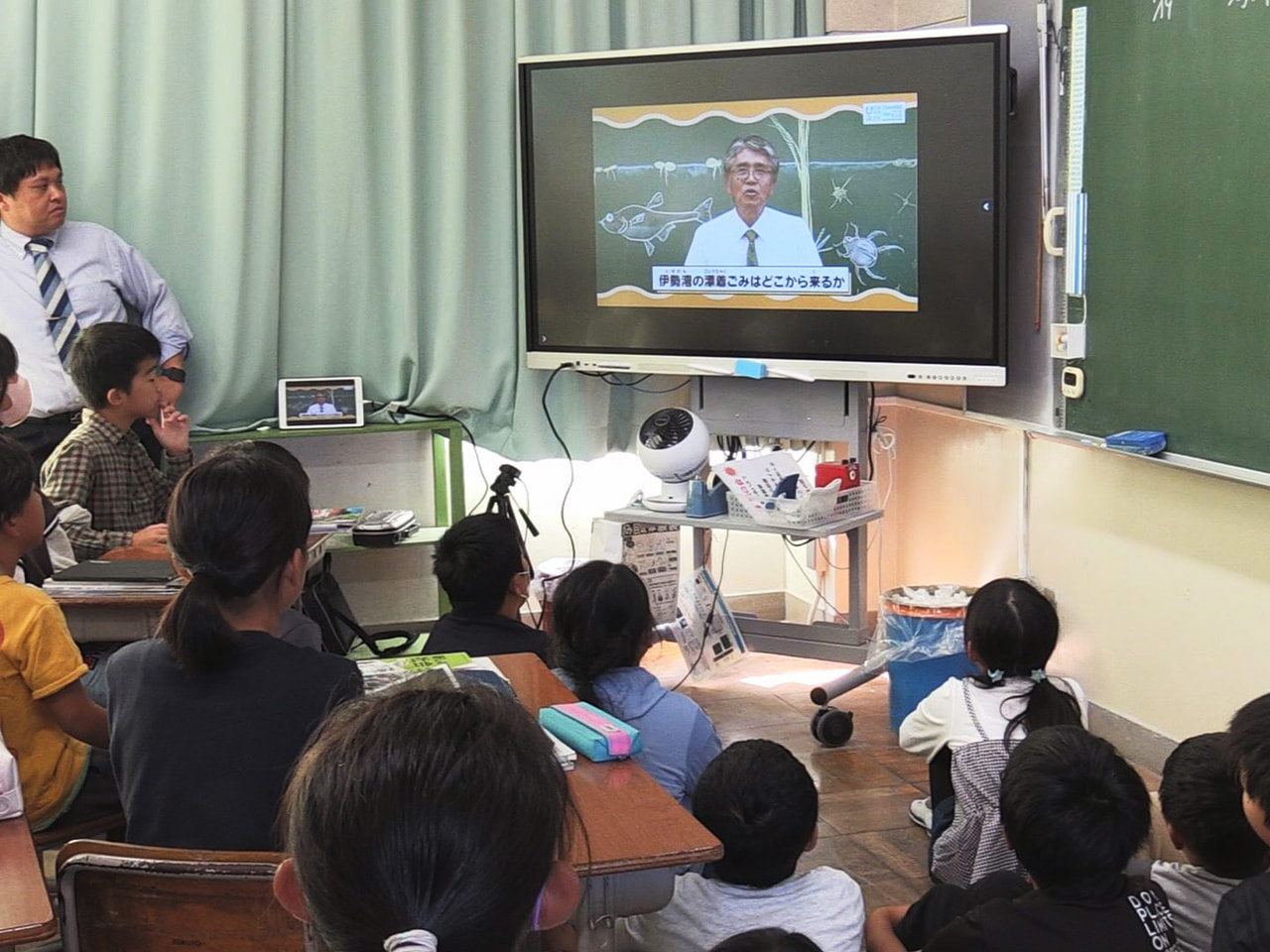 岐阜市の小学生が海や海洋ごみについて学ぶ授業が19日に行われ、児童が現状や課題に...