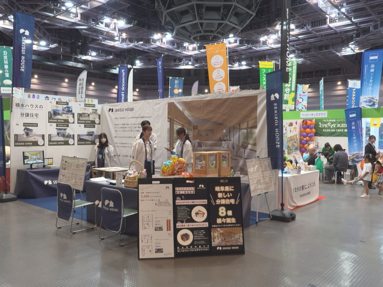 住まいと暮らしの総合展示会「クラシドアップ」が岐阜市で開かれ、家族連れらでにぎわ...