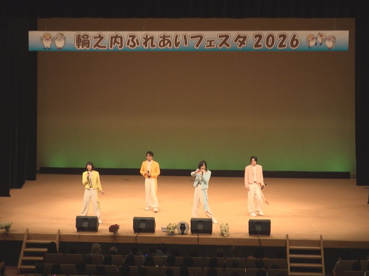 岐阜県輪之内町の秋の恒例イベント「輪之内ふれあいフェスタ」が開かれ、演歌歌手の真...