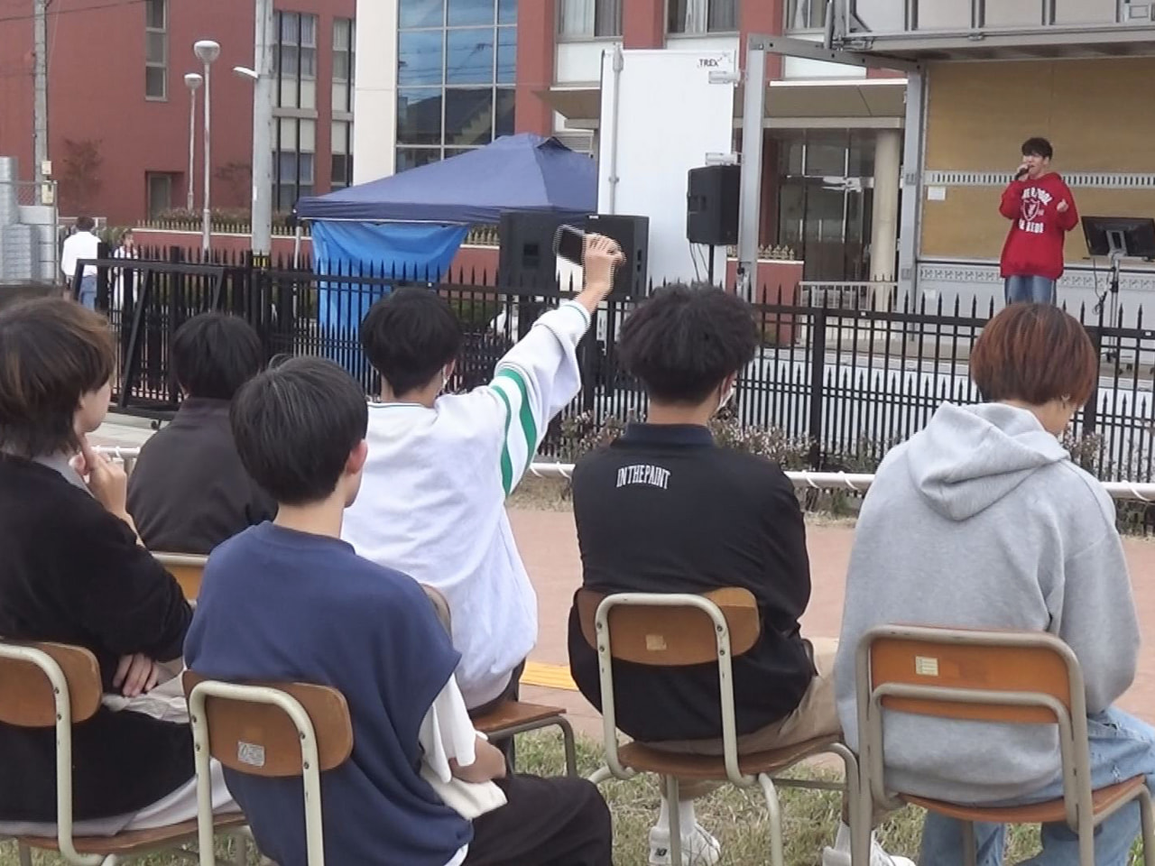 岐阜市の岐阜保健大学の学園祭が２１日開かれ、学生や地域住民が多彩な出し物を楽しみ...