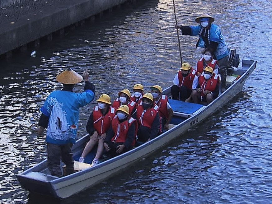岐阜県大垣市の西小学校の６年生が２６日、水門川で舟下りを行いふるさとの自然や文化...