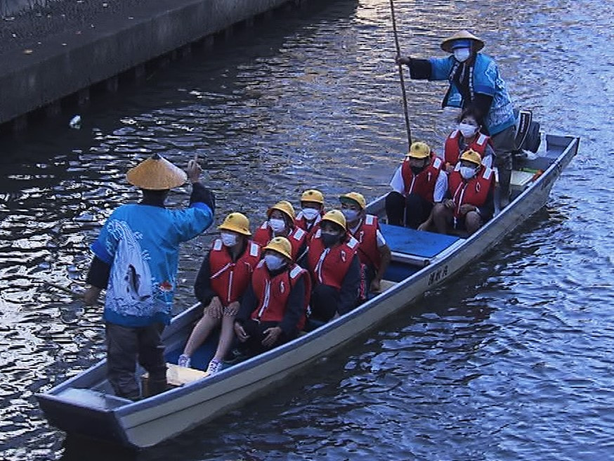 岐阜県大垣市の西小学校の6年生が26日、水門川で舟下りを行いふるさとの自然や文化...