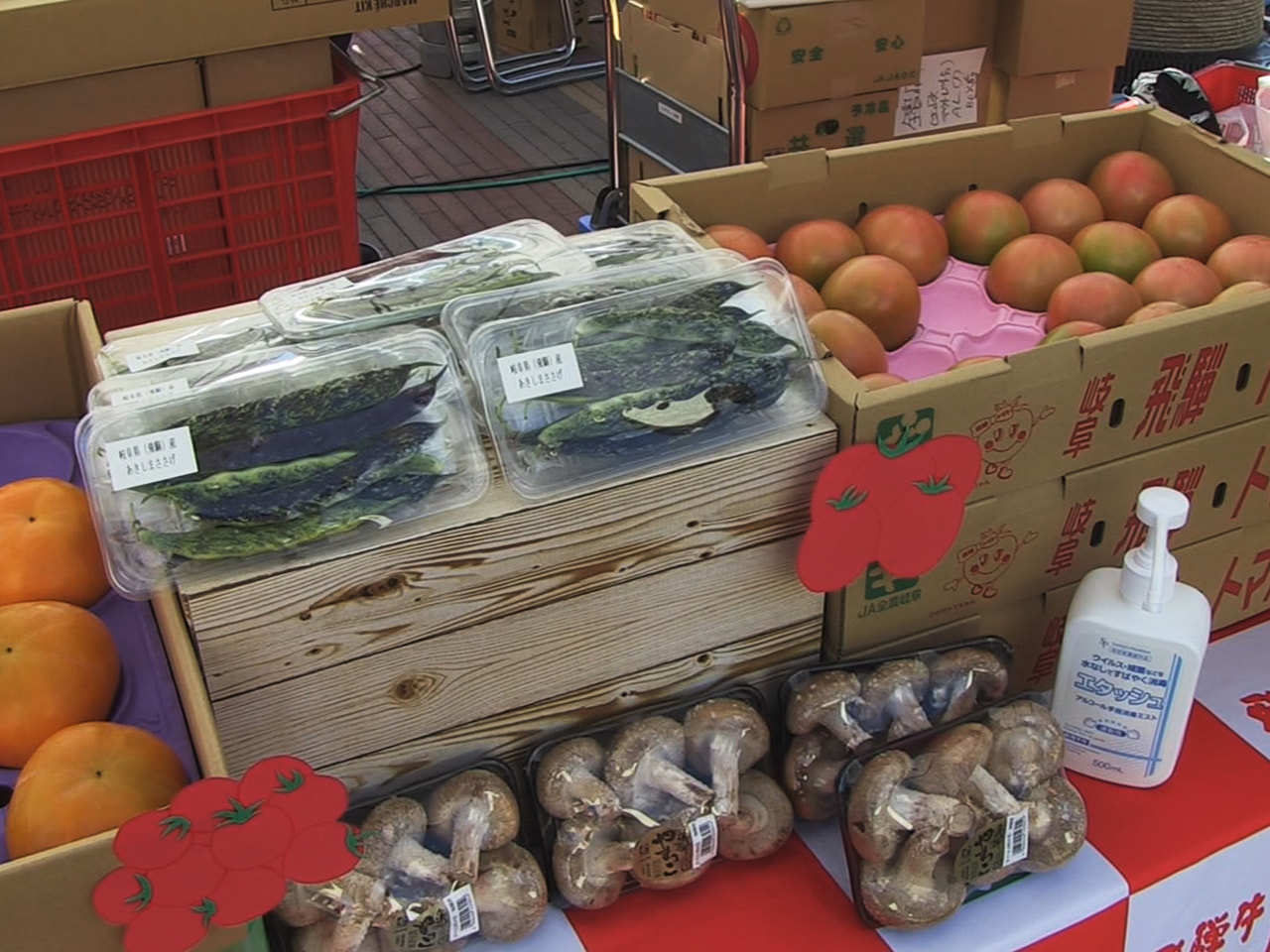 岐阜県産の農産物を販売する「産直マルシェ」が土岐市土岐ケ丘の土岐プレミアム・アウ...
