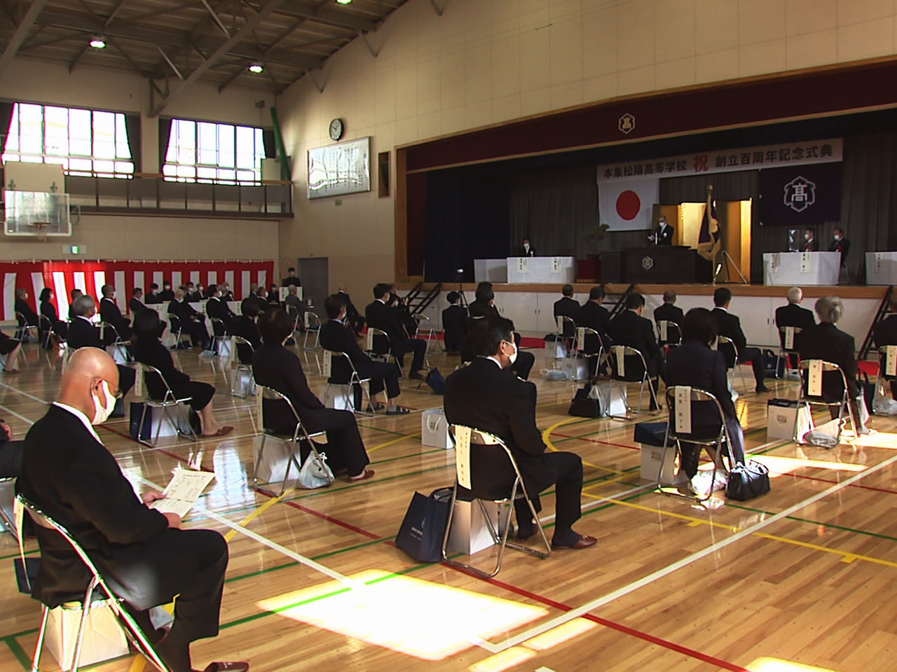 岐阜県本巣市の本巣松陽高校で創立100周年の記念式典が開かれ、卒業生らが母校の節...