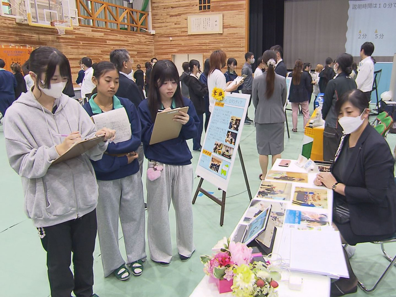 企業を学校に招いて会社の魅力をＰＲしてもらう「わが社の自慢展」が、岐阜市の高校で...