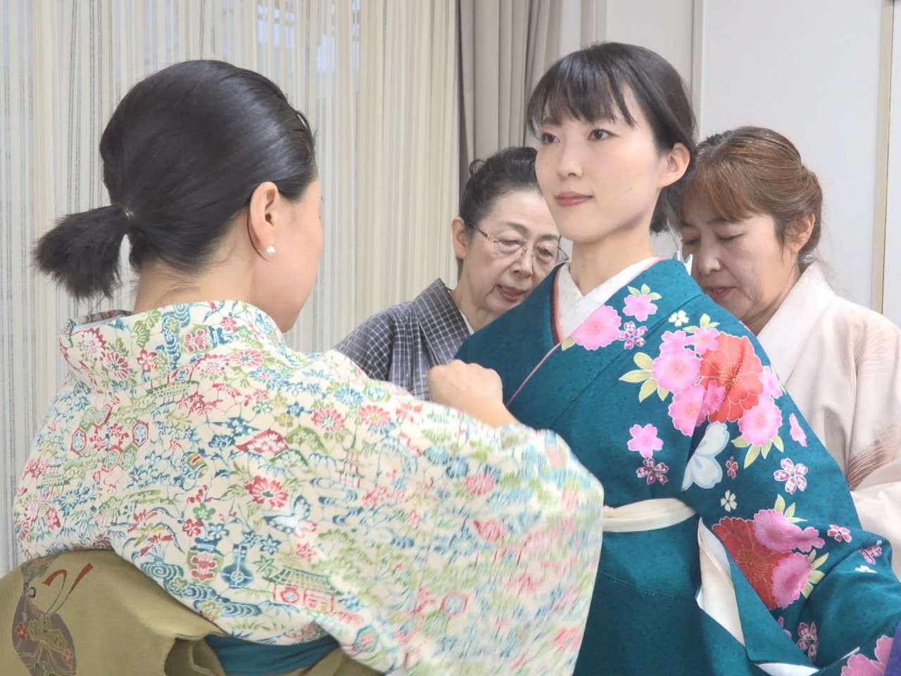 和装の魅力を伝えるイベント「きもの感謝デー」が岐阜市で開かれ、参加者が日本文化へ...