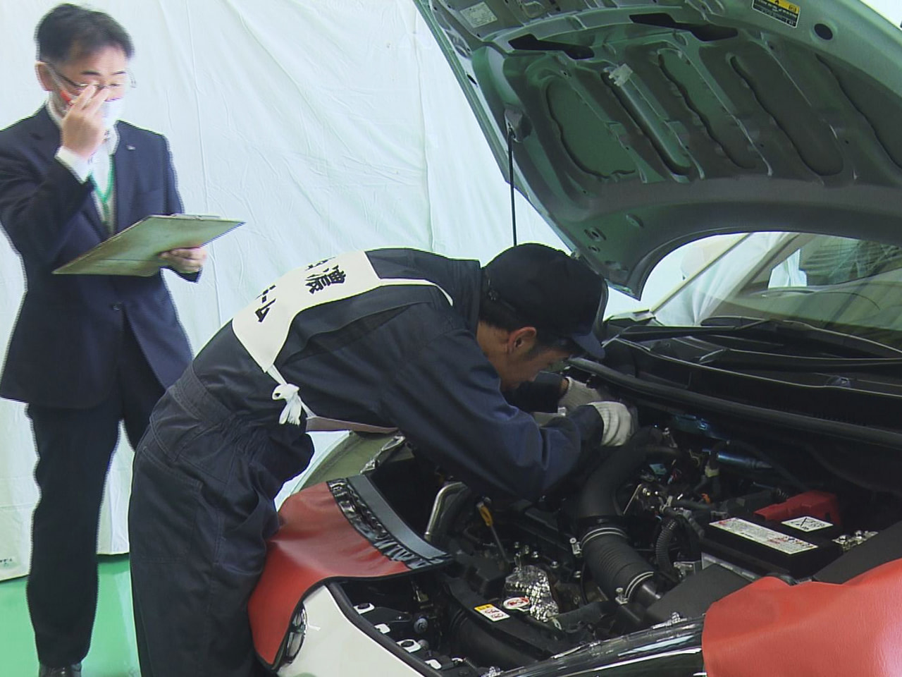 自動車整備の技術などを競う県自動車整備技能競技大会が28日、岐阜市の県自動車整備...