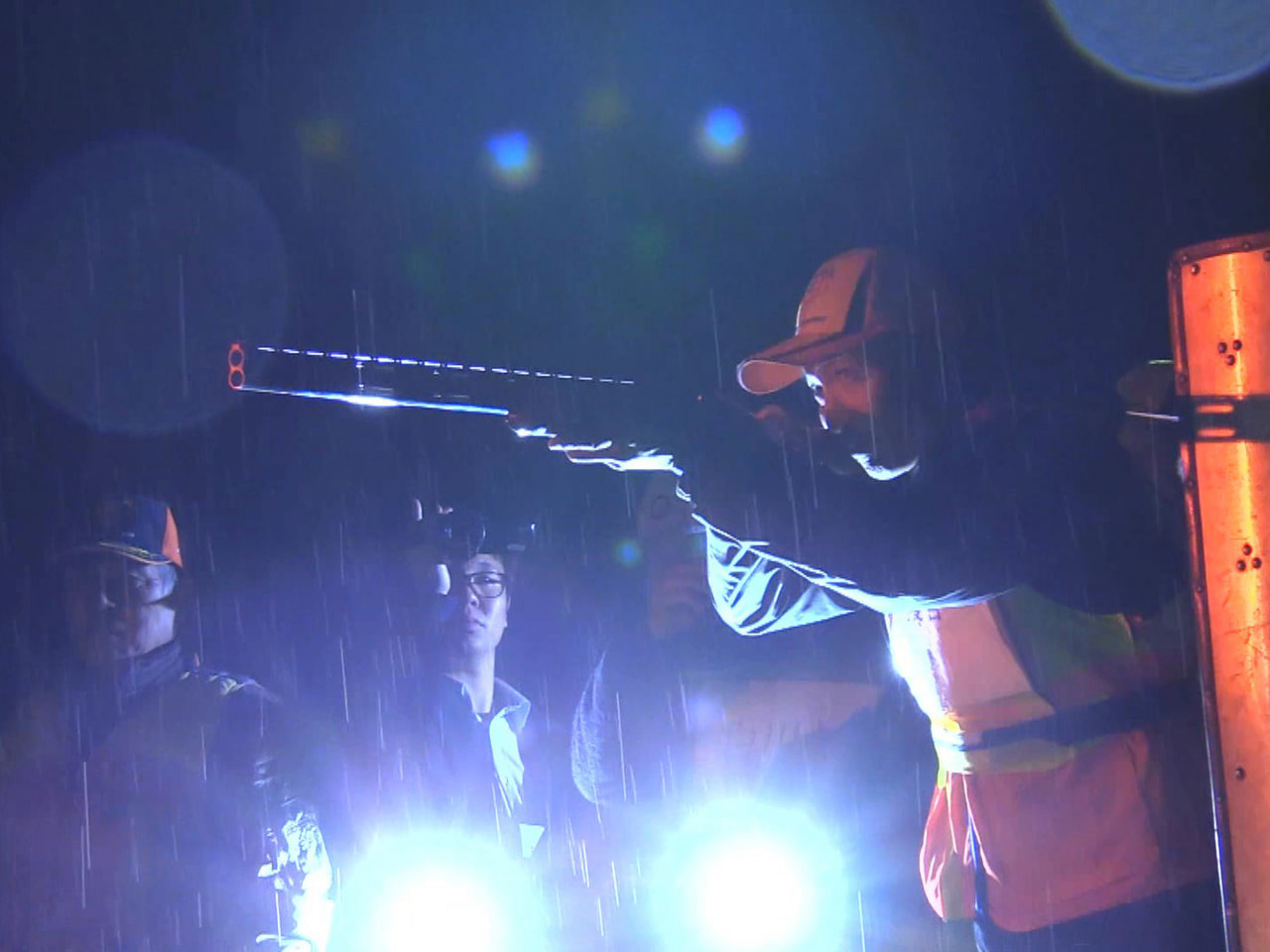 大野郡白川村でクマを駆除するための緊急銃猟訓練が県内で初めて夜間に実施され、村役...