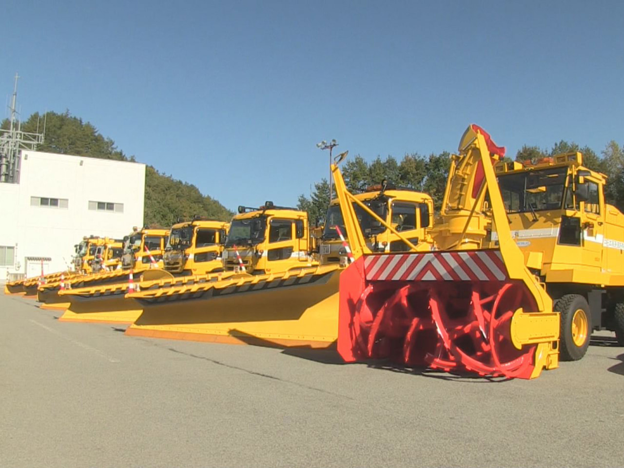 冬の積雪シーズンを前に、高速道路の雪や氷を取り除く除雪車両の出陣式が29日、高山...